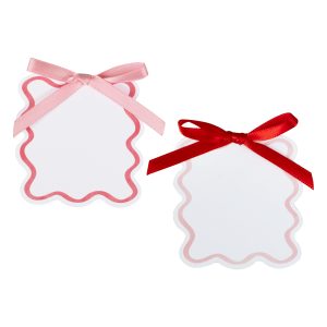 Wavy place cards with pink and red bows